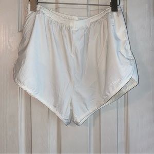 EUC Outdoor Voices Lightspeed 2.5" Short in Milk Stone, Size Medium